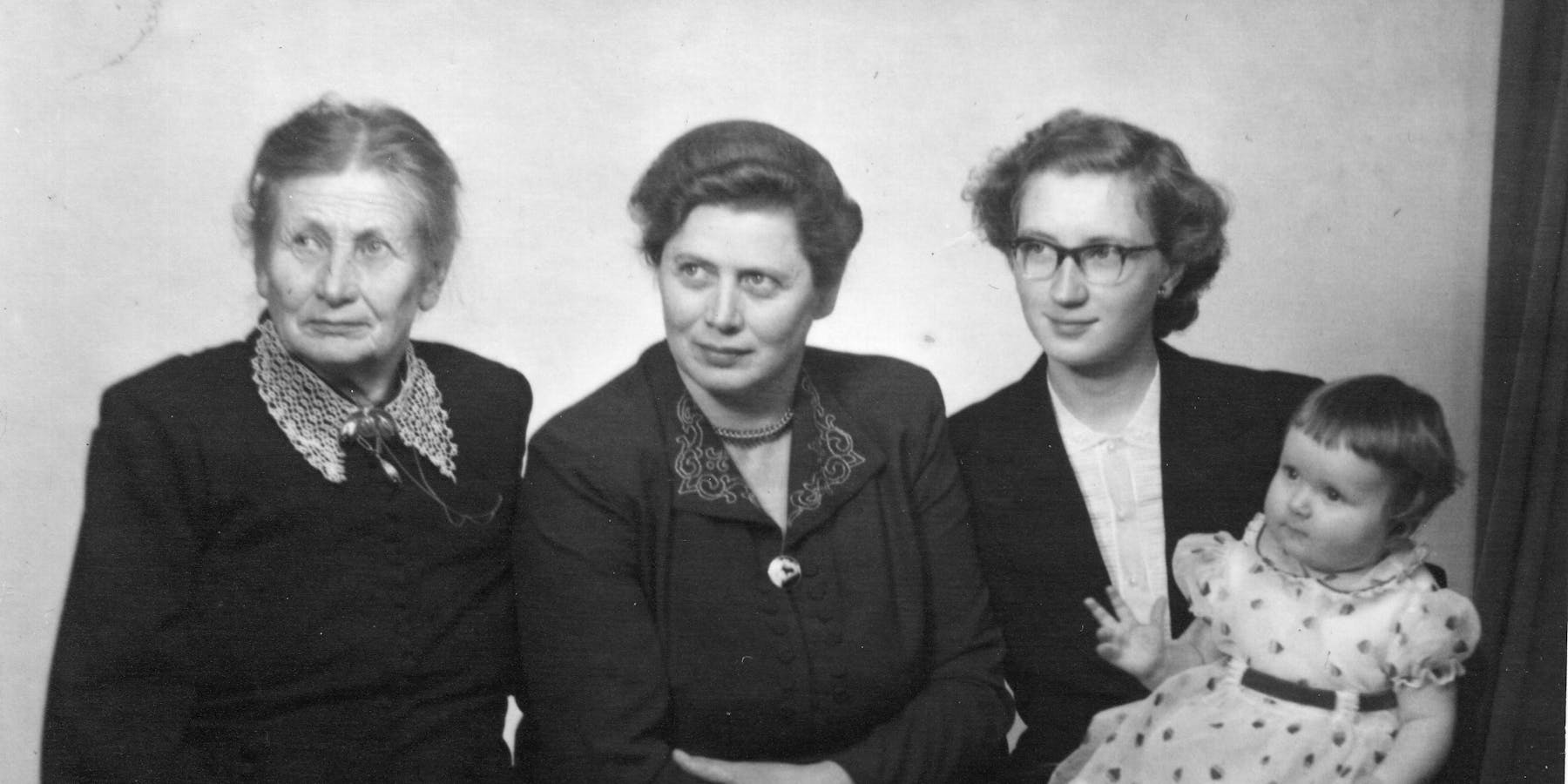 Fire generasjonar hos fotografen: Til venstre oldemor Mina Reidarson, bestemor Ragna Osmundsen, og Kari Ness, med dottera Ragnhild Elise, på fanget. Den gongen var det ingen som visste at veslejenta skulle bli jordmor akkurat som oldemor si, Mina.