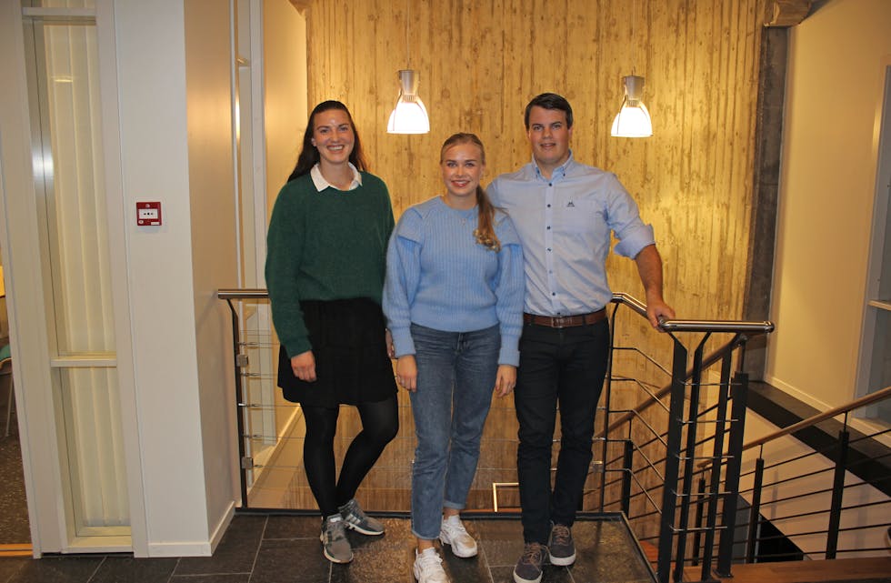 Maren Kristine Lye Bårdsen (Ap), Anne Vierdal (KrF) og Sondre Natås Strand (KrF) er nokre av dei yngste i Sveio-politikken. Bildet er tatt på det konstituerande kommunestyret 14. oktober i år.
