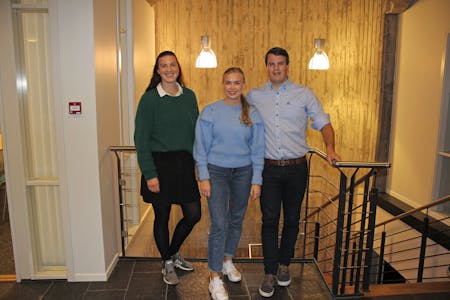 Maren Kristine Lye Bårdsen (Ap), Anne Vierdal (KrF) og Sondre Natås Strand (KrF) er nokre av dei yngste i Sveio-politikken. Bildet er tatt på det konstituerande kommunestyret 14. oktober i år.
