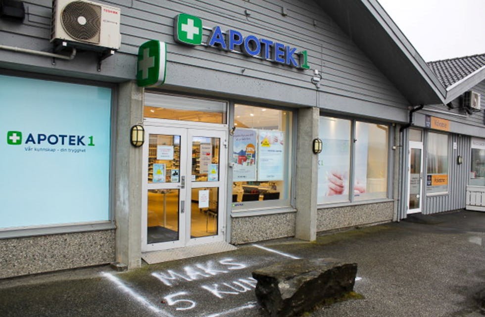 Plakatar er det ikke alle som les, så meldinga maks 5 kundar er malt på asfalten utanfor apoteket.