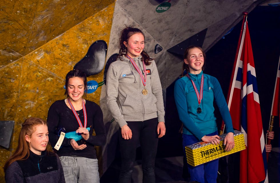 Ingrid Kindlihagen øvst på pallen under NM på Lillehammer. 2.- og 3.- plass tok Sunniva Øvre Eide og Edel Lemvik. 