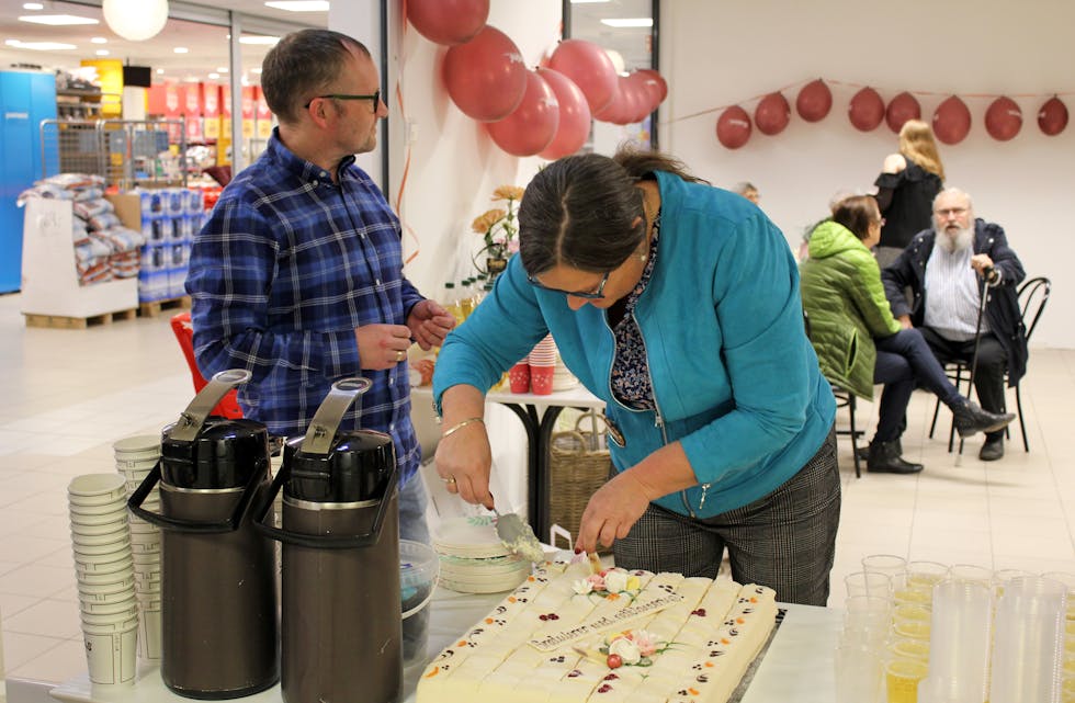 Varaordførar Ruth Grethe Østebøvik Eriksen deler ut kake sponsa frå kommunen.