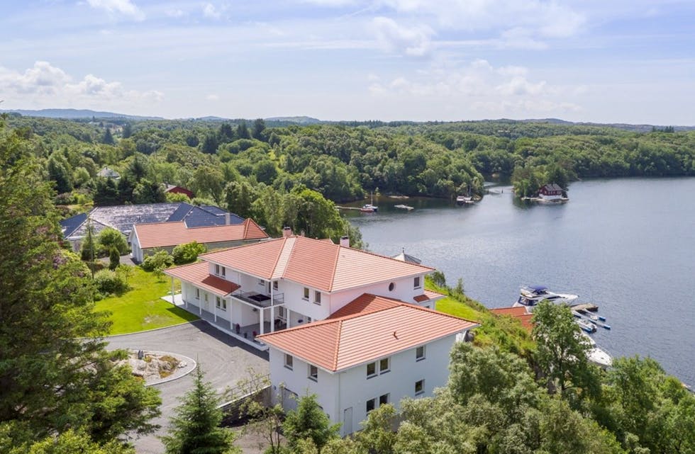 Villa ved sjøen: På Mølstre ligg denne eienebustaden til sals for 11,5 millionar, truleg den dyraste privateigedomen Meglerhuset Rele nokon gong har hatt i Sveio.