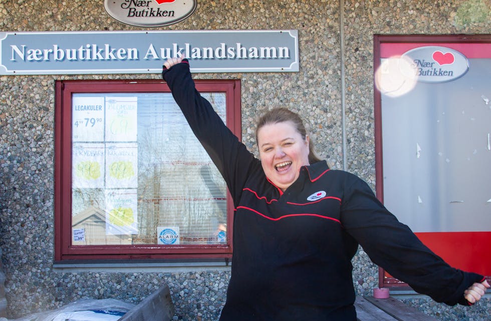 Åse-Marie Økland gler seg over at butikken ho  har drive sidan 2013 er kåra til Årets nærbutikk i Region Vest og er kandidat til å bli Årets nærbutikk på landsbasis.