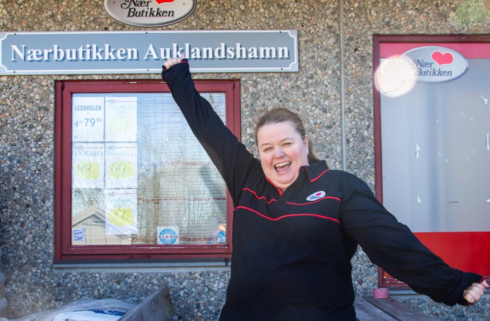 Åse-Marie Økland gler seg over at butikken ho har drive sidan 2013 er kåra til Årets nærbutikk i Region Vest og er kandidat til å bli Årets nærbutikk på landsbasis.