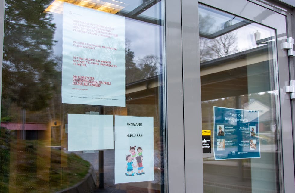 Inngangen til 4. klasse på Førde skule i april.