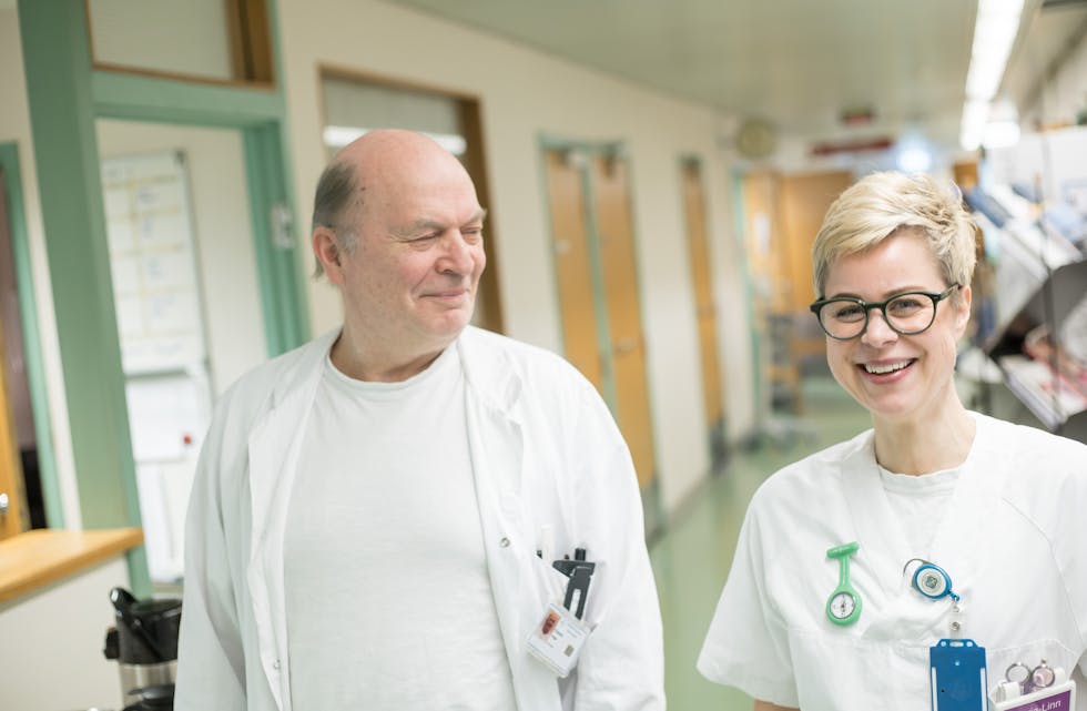 Klinikkoverlege Helge Espelid og sjukepleiar  Maria-Linn Johansen Kalvatn er glade for å kunne ta opp att meir normal aktivitet i veka som kjem. Foto: 