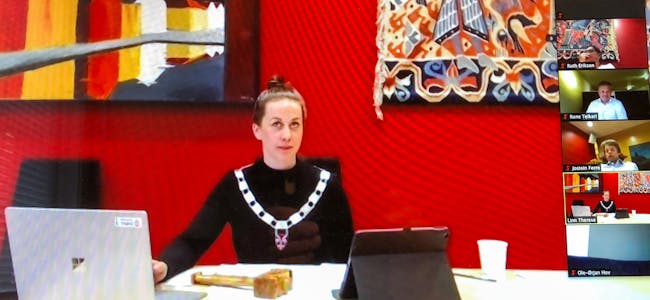 Ordførar Linn Therese Erve (Ap) leia frå kommunestyresalen, medan flesteparten av medlemmene var med via skjermar frå heimane sine.