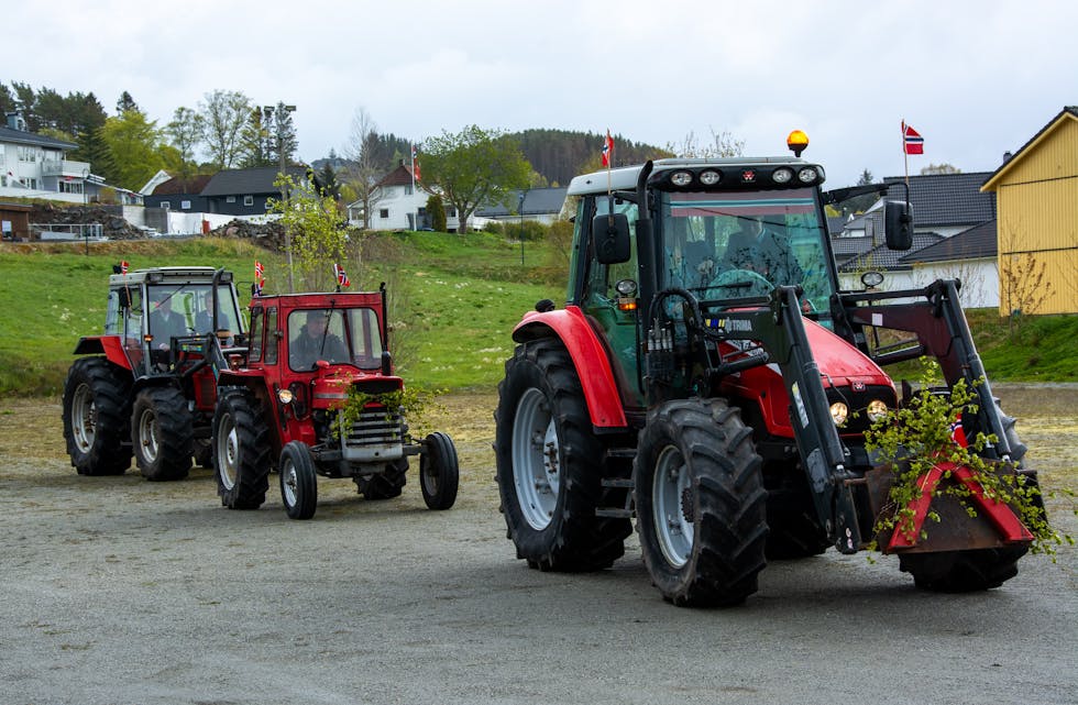 Traktorkortesjen har vore eit populært innslag i heile kommunen med traktorar i alle storleikar og modellar.