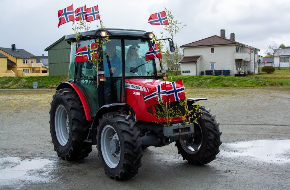 Traktorkortesjen har vore eit populært innslag i heile kommunen med traktorar i alle storleikar og modellar.