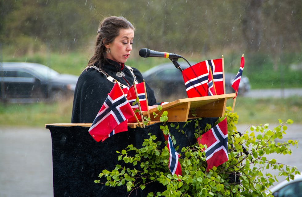 Då det var tid for ordførar Linn Therese Erve sin tale, kom det ei skikkelig regnbyge.