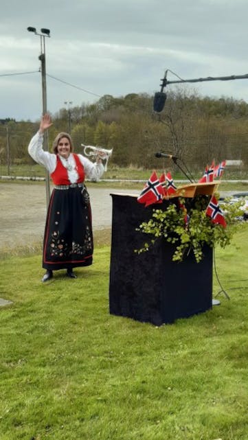 Sveiofanfaren ferdig for i år. Det er blitt tradisjon for Heidi Magnesdatter Åsbø å spela sin eigenkomponerte fanfare på 17. mai.