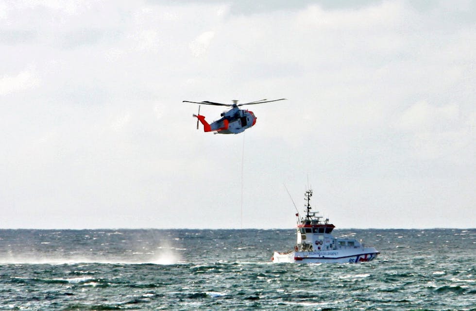 Nye AW101 er enno ikkje i operativ drift som redningshelikopter. Her har fotografen fanga eit av dei fem første under øving med redningsskøyta på Sletta.