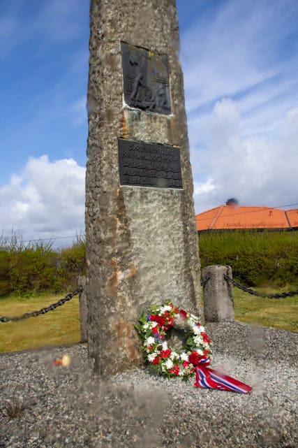 Som alltid blei det langt ned krans ved minnestøtta i Auklandshamn til minne om dei tre omkomne krigsseglarane Harald Litangen, Bjarne Lien og Andreas Økland.