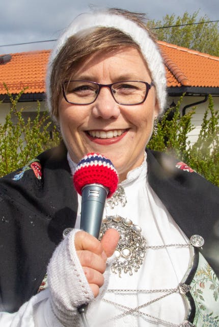 Lisbeth Børven Våbenø hadde hekla vindhetter i nasjonalfargane til seremonien ved minnestøtta i Auklandshamn.
