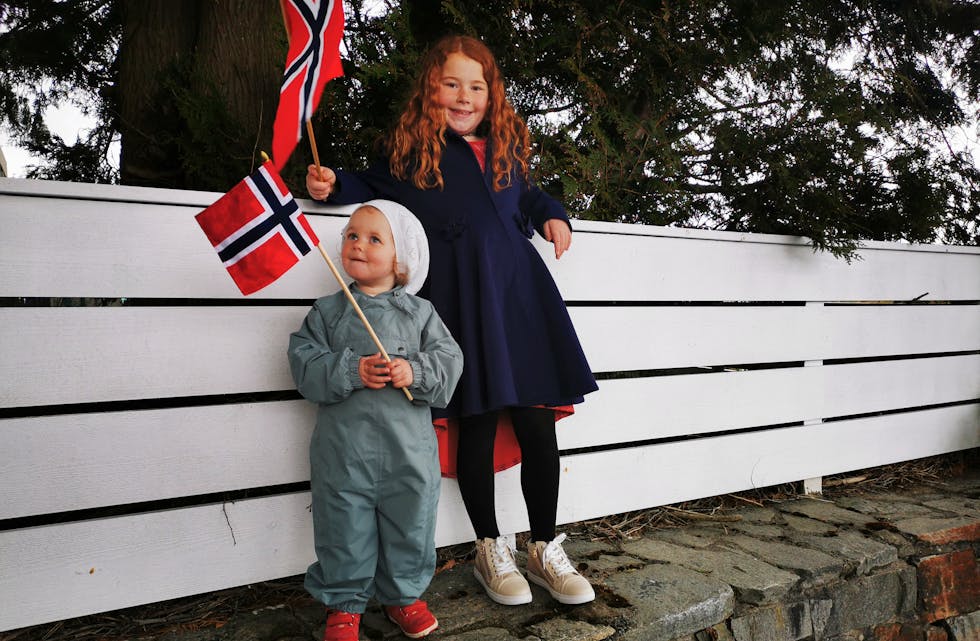 Jentene mine, Pernille (2) og Vilja Maria (8), ventar spent på traltorkortesjen. Den innfridde! 