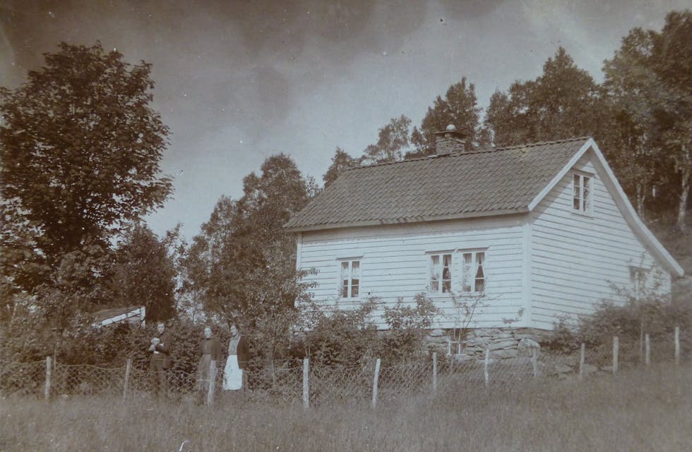 Barndomsheimen til Sigurd Nikolai Kjærandsen i 1916. Det var Solbakken på Vestbygdo i Førde. Her er Sigurd 16 år og held på katten, mor hans Siri og søstera Alette Serine som er 23 år.