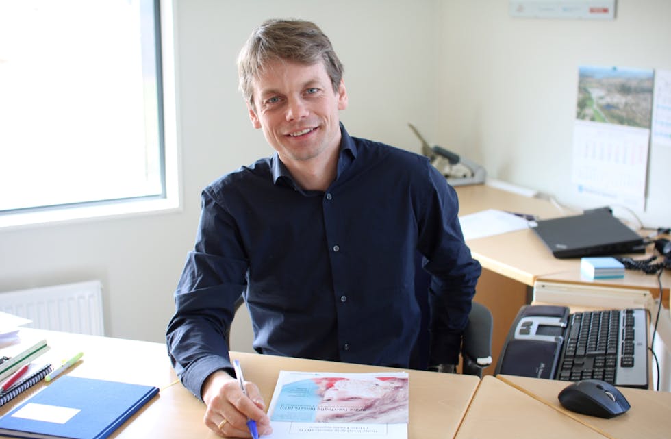 Rådmann Jostein Førre har sett på tre alternativ og anbefaler overføring av kommunestyremøta på nett.