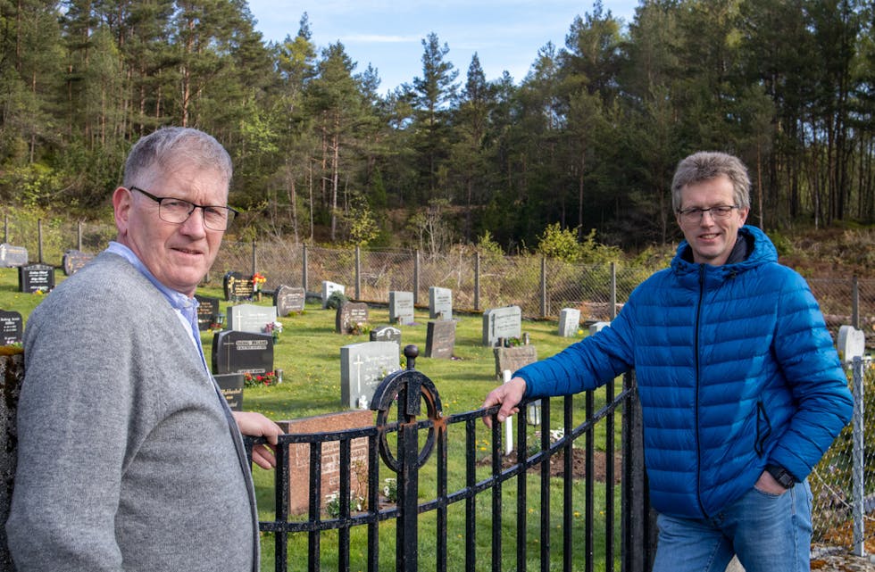 Soknerådsleiar Tor Helge Hardeland (t.v.) og kyrkjeverje Ottar Krakk seier det hastar med utviding av gravplassen ved Eikeland kapell og satsar på anleggsstart tidleg i 2021. Utvidinga skal skje i det området som ligg i bakgrunnen her.