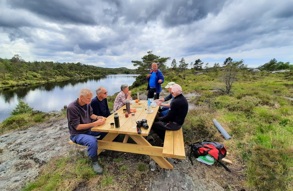 Ein del av dugnadsgjengen samla rundt rastebordet ved Uradalsvatnet. F.v. Ingvar Nymark, Egil Lokna, Sigfrid Olsen, Arild Wiersen (ståande), Torleif Djønne (delvis skjult) og Erling Vallestad.