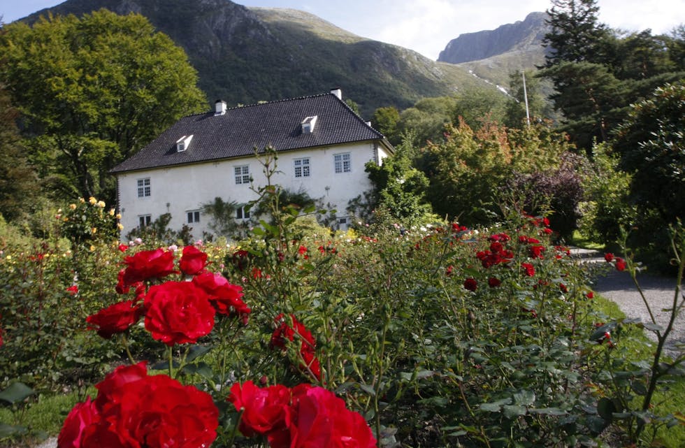 Baroniet Rosendal byr på slott og rosehage, også i 2020.