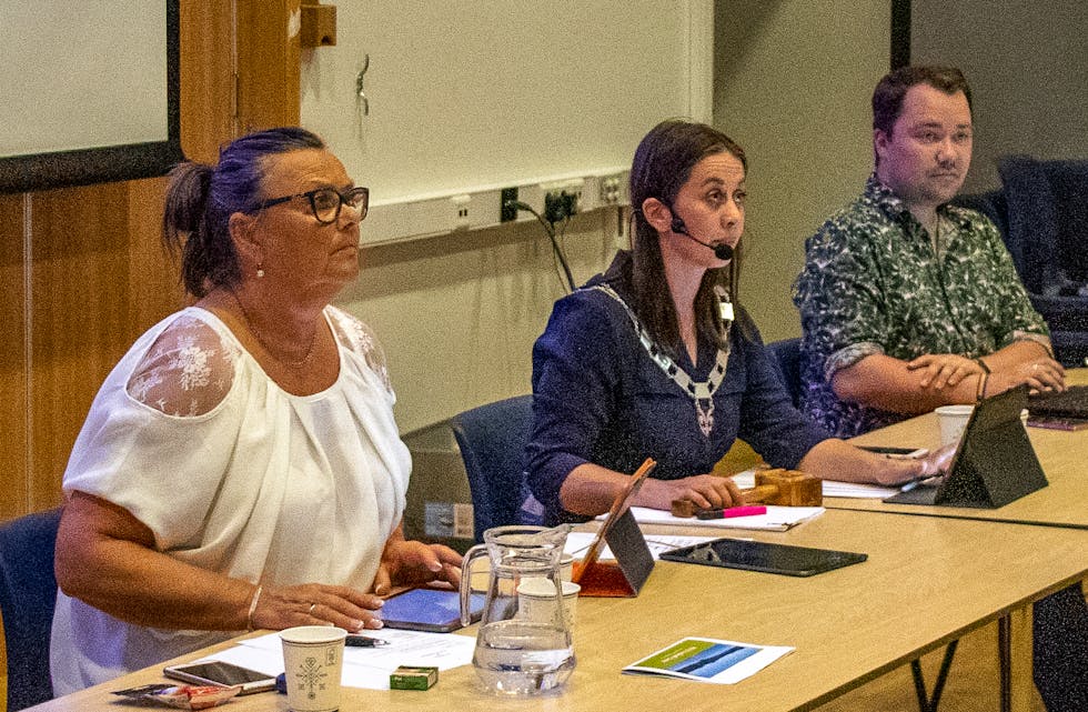 Varaordførar Ruth Eriksen (Frp) (t.v.) var den einaste som argumenterte for samanslåing.
