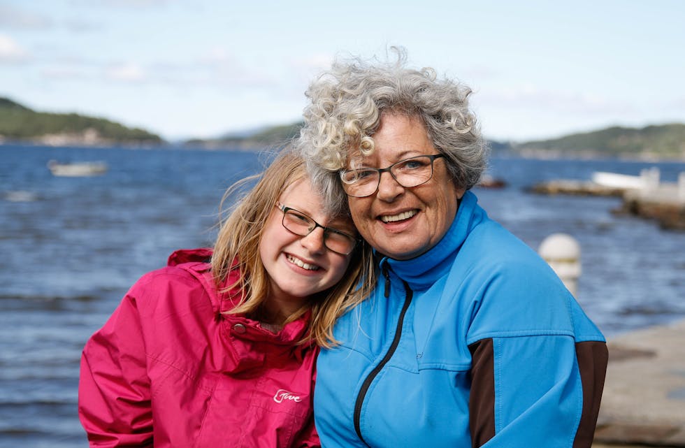 Lea Bore Nyland (11) og mormor Britt Helen Eidsvåg hadde det triveleg i lag med familien. Mormor bur i Haugesund, men kjem opprinneleg frå Tittelsnes. 