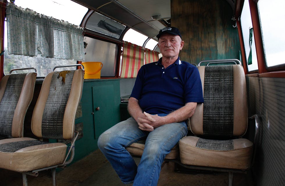 På innsida av den siste bussen som Sveio Billag hadde. Den er ein 1964-modell, og er i følgje Kjell Inge Førland i god stand. 