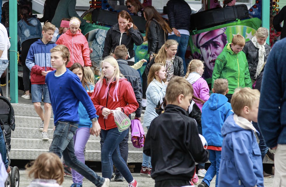 Politivedtekta som tok til å gjelda i oktober 2018, seier eigentleg at barn under 15 år ikkje kan vera på offentlege arrangement utan foreldre eller føresette – slik som Sveiomarknaden. Dette vil Sveio kommune rydda opp i.