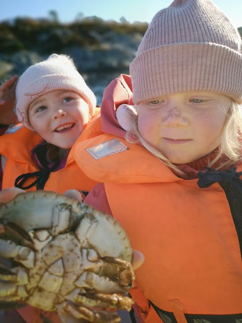 Tyra Våga og Regine Opheim er to tøffe jenter som ikke er redd for krabber.