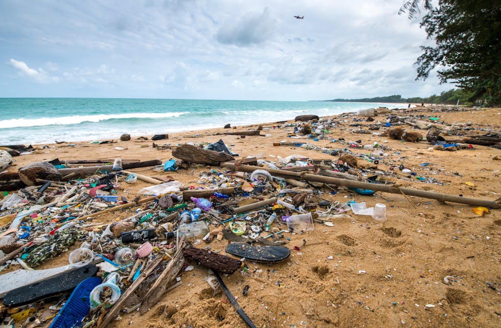 Plast er ei stor utfordring globalt, ein fjerdedel av plasten i havet kjem frå Søraust-Asia. Derfor går pengar frå TV-aksjonen spesielt til tiltak i Indonesia, Filippinene og Thailand (bildet er frå stranda Phuket i sistnemnde land).