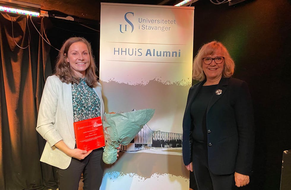 Ruth Vihovde Strand er tildelt HHUiS Alumniprisen 2020. Det var Aslaug Mikkelsen, prodekan undervisning ved HHUiS, som overrekte prisen.