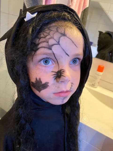Frida Andreassen Håheim (5), kledd ut som flaggermus. Klar for ein annerledes Halloweenfeiring.