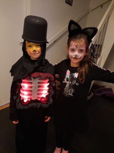Slik kledde Emil og Sofie Østensjø Knutsen seg ut på halloween. 