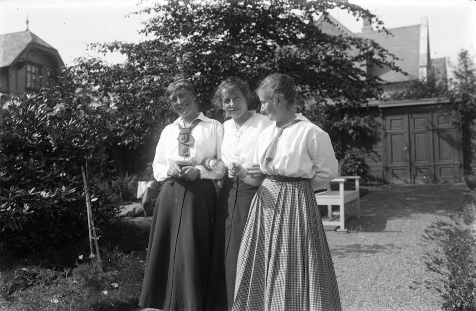 Ågot Louise Floor (nr. 3 frå venstre) med venninner, ca. 1916-1920. 