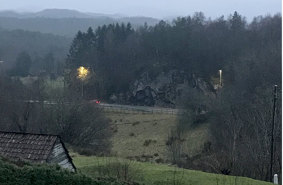 Utsikt frå vindauget i andre etasje på garden Berge. Hjortekalven låg bak treet til venstre i biletet, midt mellom gatelyktene. Garden Berge ligg på høgre side av E39 når ein køyrer nordover, og like før Liereidkrysset.