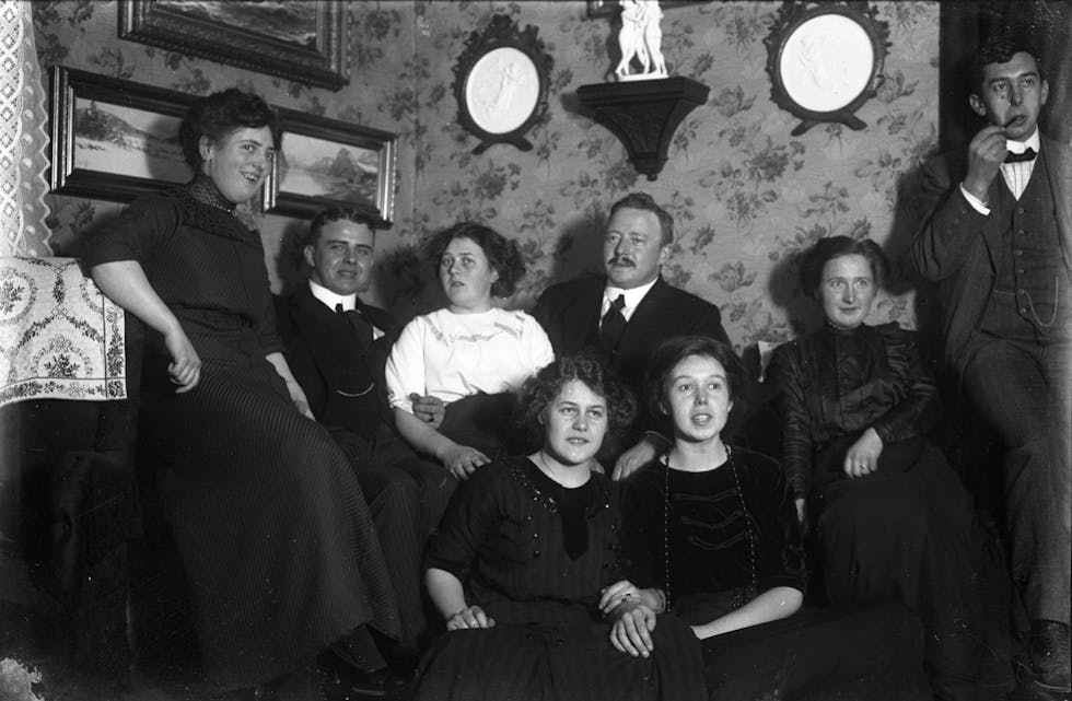 Gruppebilete i heimen til familien Floor i Stine Lunds gate, ca. 1916-1920. Framme frå venstre nr. 2 Johanne Adolfine Floor. Bak til høgre Otto Thorvald Floor. 