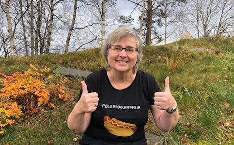 Kvinna bak minibloggen «Pølsemakerfrue», Elisabeth Tollaksen Vikse, storkosar seg når ho får folk til å le. 