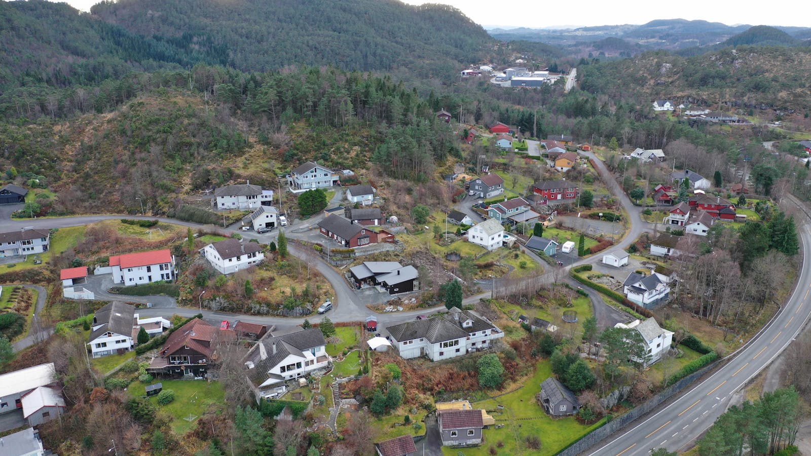 Hjartåsen i Førde, Hanaleite i bakgrunnen. Dronefoto, desember 2020.