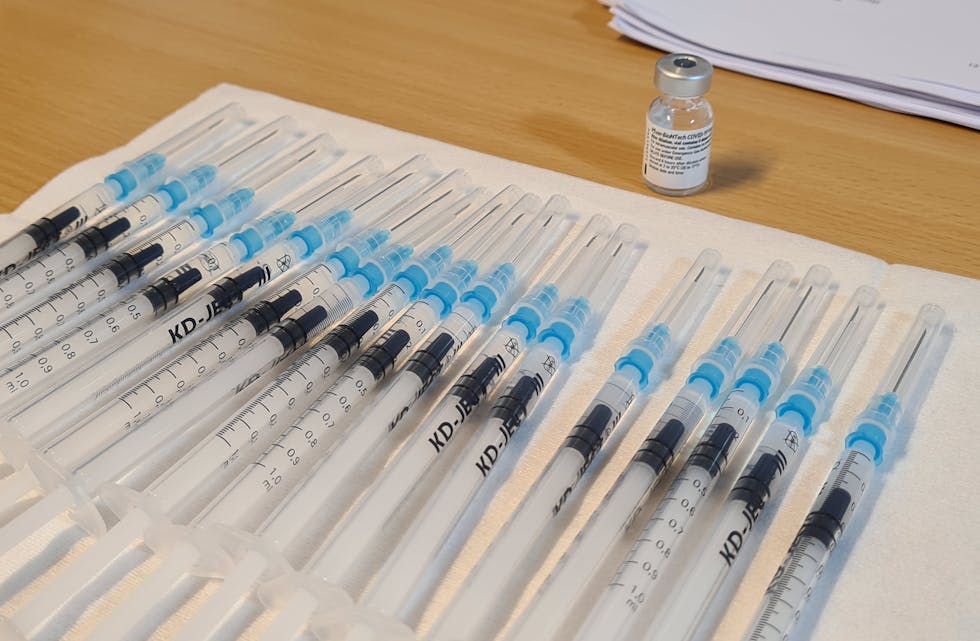 17 sprøyter med vaksine mot covid-19 er klare.