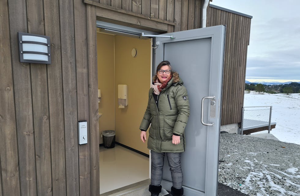 Ruth G. Østebøvik Eriksen (FrP) har ein liten inspeksjon av det nye toalettet, med automatisk døropnar – tilgjengeleg for alle som brukar området.