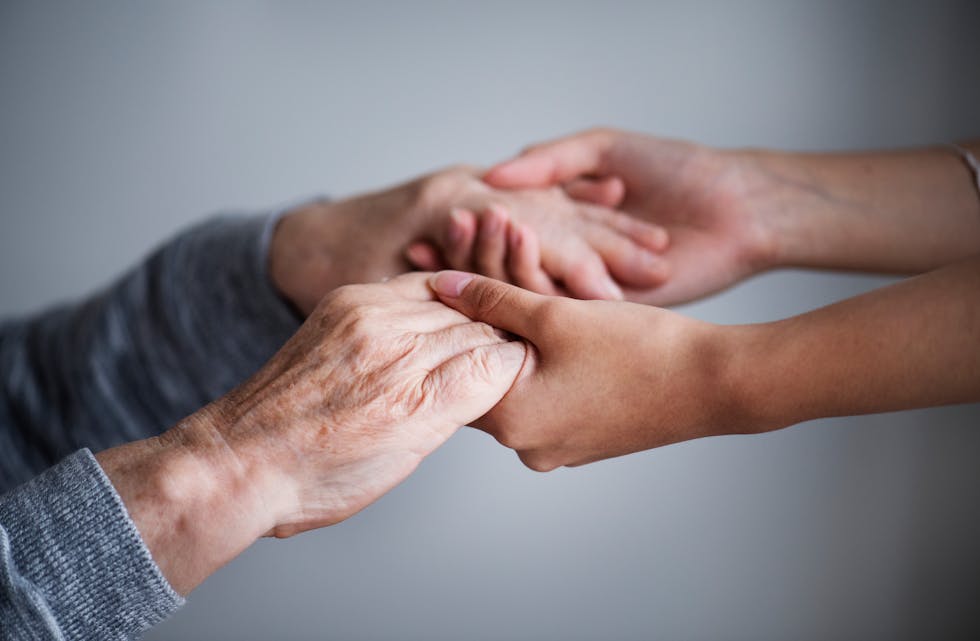 hand hånd hender eldre pensjonist pleie