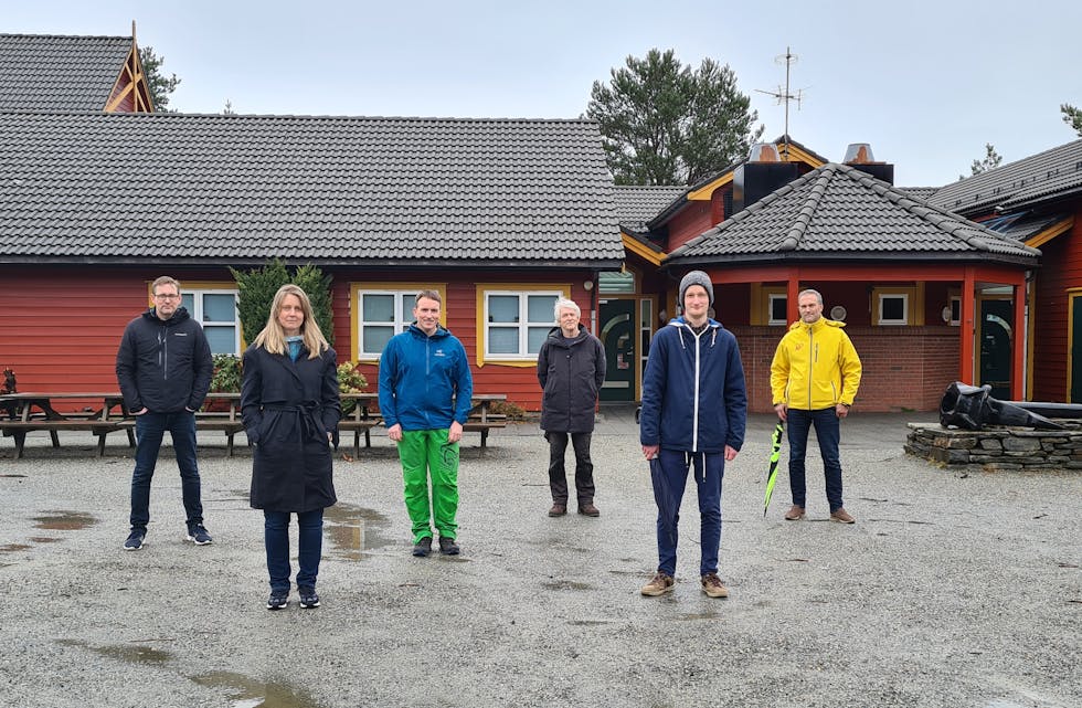 Politikarane Vestavind møter i Auklandshamn si første prioritet er å stoppa nedlegging av skular. – Dette forpliktar oss til å følgje opp med tiltak som legg til rette for vekst både sør og nord i kommunen. I sentrum har me allerede mange og gode tiltak som fungerer, meiner dei. F.v. Ole-Ørjan Hov, Monica V. Valen, John Kristian Økland, Lars Einar Hollund, Olav Østebø Olsen og Jarle Jacobsen.