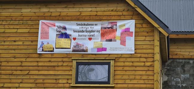 «Småskulene er viktige for levande bygder og barna våre!» står det på banneret på ein gardsbygning nær Auklandshamn skule. Illustrasjonsfoto.