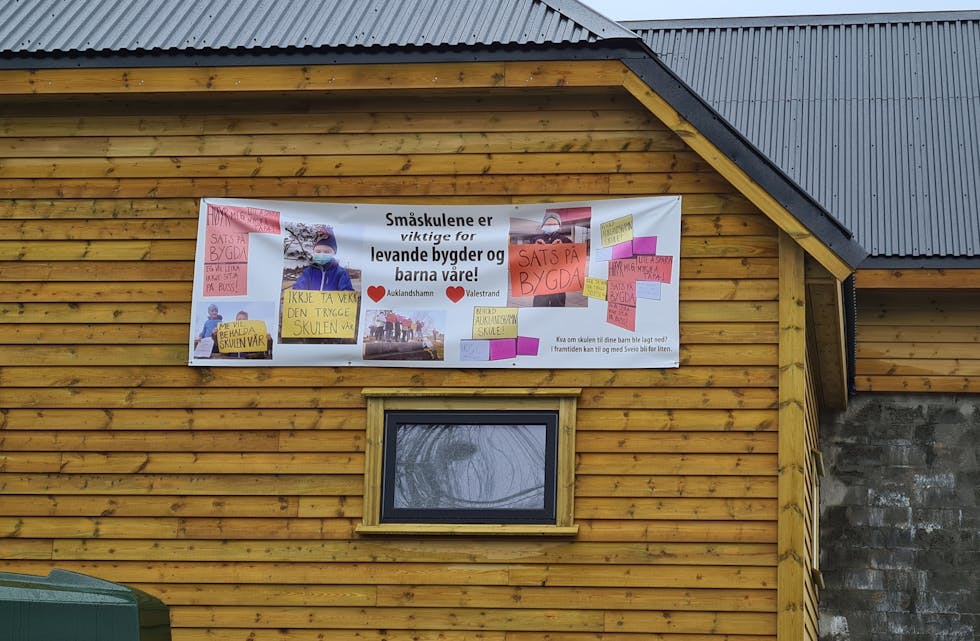 «Småskulene er viktige for levande bygder og barna våre!» står det på banneret på ein gardsbygning nær Auklandshamn skule. Illustrasjonsfoto.