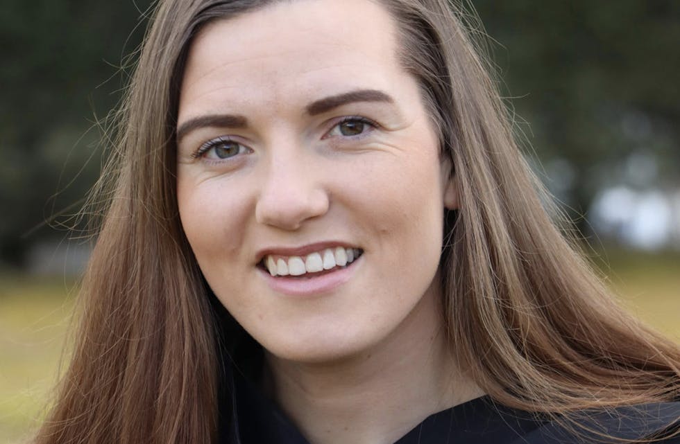 Sjølv om Ap-politikar Maren Kristine Lye Bårdsen har beina godt planta på jorda, må ho innrømma at skulestruktursaka har teke på. – Saka er vanskeleg, og det kan vera uheldig for rekruteringa til det å engasjera seg som kommunepolitikarar, meiner ho.