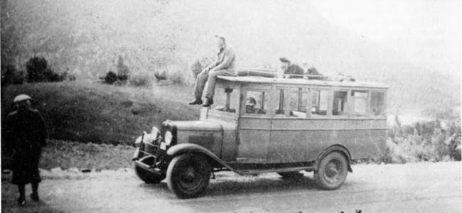 Losje Husafjell på tur (sommaren 1938?) med bilen til A. B. Haugland. Bilen vart og brukt til varebil og stutarute. Gustav Vihovde står til venstre, medan Theodor Fagerland sit på taket. 