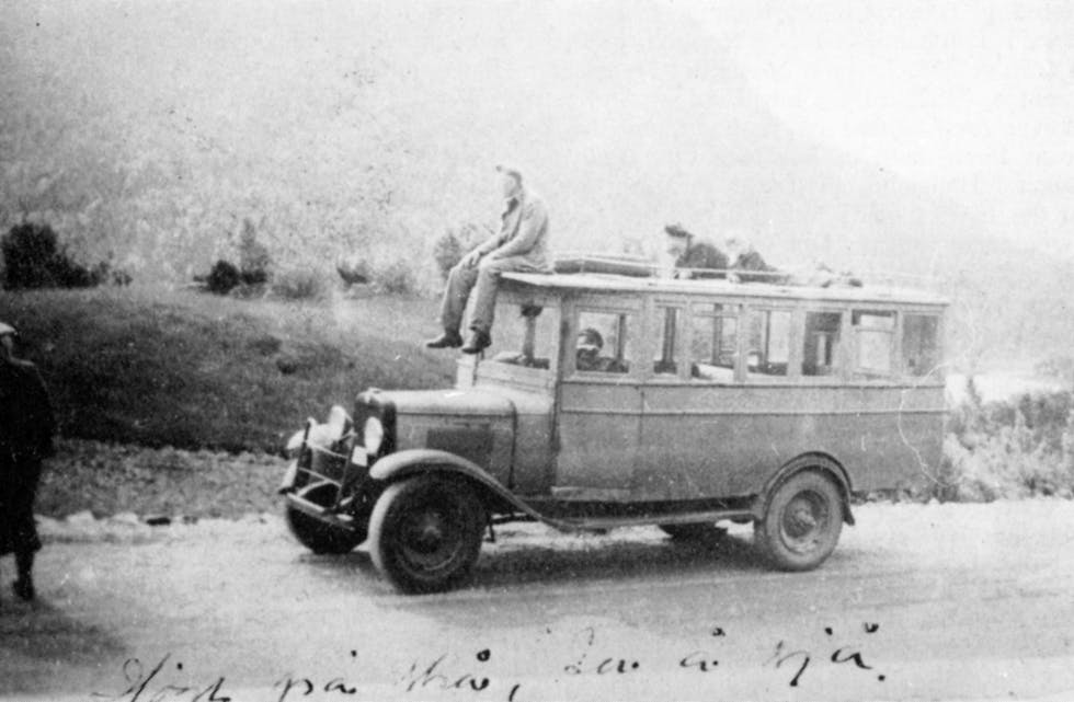 Losje Husafjell på tur (sommaren 1938?) med bilen til A. B. Haugland. Bilen vart og brukt til varebil og stutarute. Gustav Vihovde står til venstre, medan Theodor Fagerland sit på taket.