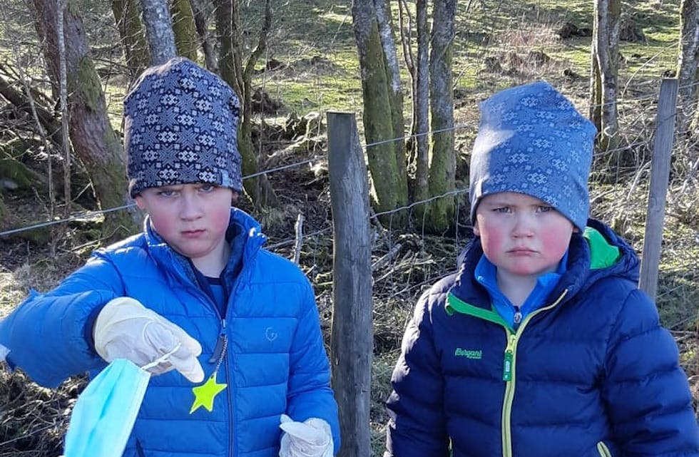 William (8) og Theo H. Vierdal (5) plukka søppel på eige initiativ i påska. Dei var lite imponerte over å finna fleire munnbind i naturen.