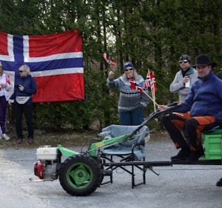 Bilkortesje frå Valevåg 11. april 2021.
kortesje protest grendaskular opptog auklandshamn